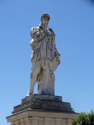 Statue de Bernard Palissy de Saintes